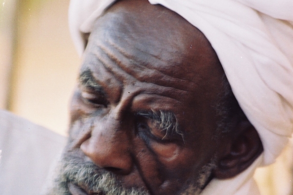 31-suleiman-jamus-plemenski-staresina-darfurskega-ljudstva-zaghawa-in-hkrati-eden-najbolj-spostovanih-sudanskih-duhovnih-voditeljev-musbath-darfur-april-200607969453-4B75-C09A-A4DA-5C9F6640414C.jpg