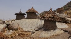 Prazne kašče v vasi Fungor